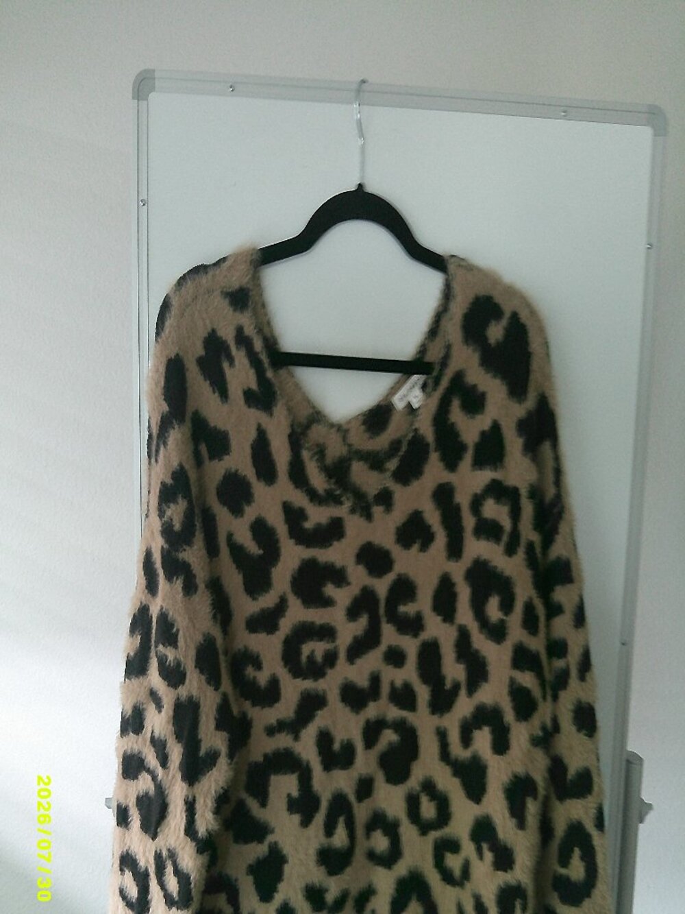 Blue Pepper Leopard Print V-Neck Sweater Size M
